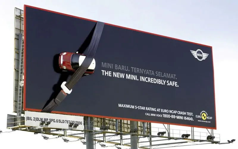 عکس یک بیلبورد شهری مدرن با طراحی خلاقانه، نشاندهنده تکامل تبلیغات محیطی