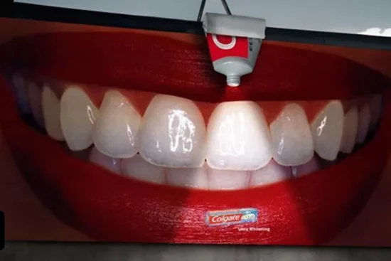 ایده های تبلیغات محیطی خلاقانه شامل بیلبوردهای تعاملی، نقاشی‌های سه‌بعدی خیابانی، تبلیغات چریکی و طرح‌های مبتکرانه در فضای شهری