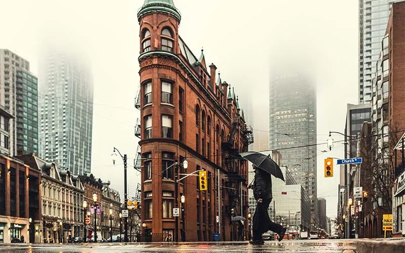 عکس خیابانی با ترکیب‌بندی هنرمندانه: ثبت یک لحظه خاص در فضای شهری، با لایه‌های مختلف از سوژه‌ها در عمق تصویر و روایت داستانی واقعی از زندگی روزمره شهری