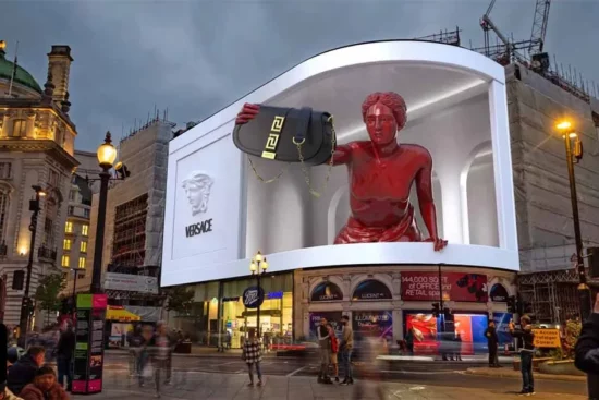 تصویری از تبلیغ محیطی نوین و هوشمند، شامل بیلبوردهای دیجیتال، نمایشگرهای تعاملی و نمونه‌هایی از واقعیت افزوده در فضای شهری.