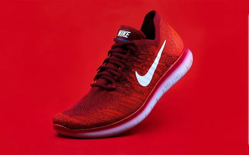 کفش قرمز با عکاسی زاویه ۴۵ درجه روی زمینه قرمز برای ایجاد عمق در تصویر