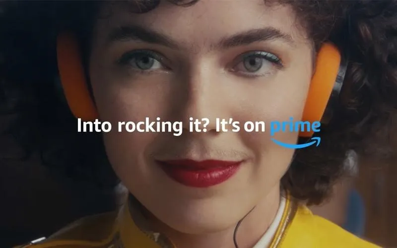 عکس تبلیغاتی دختری با نوشته "Into rocking it? It’s on Prime" به عنوان نمونه‌ای از تبلیغات ATL در رسانه‌های عمومی