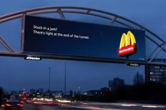 بیلبورد مک‌دونالد در فضای شهری با نوشته «stuck in a jam? there is light at the end of the tunnel» که پیام امید و راه حل را به مخاطبان منتقل می‌کند.