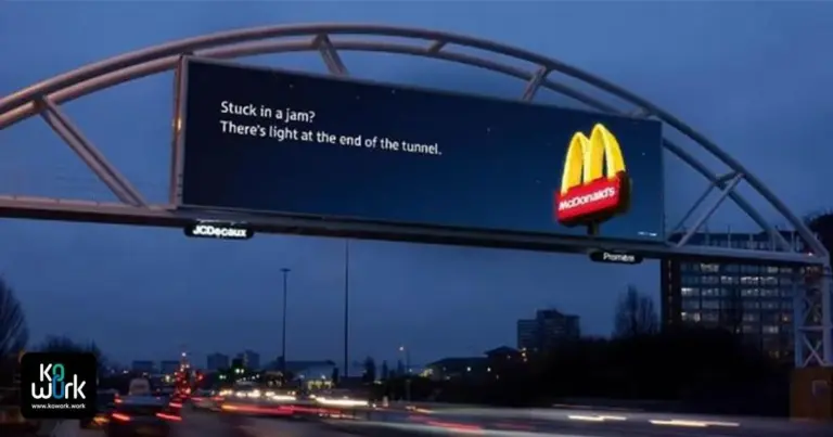 بیلبورد مک‌دونالد در فضای شهری با نوشته «stuck in a jam? there is light at the end of the tunnel» که پیام امید و راه حل را به مخاطبان منتقل می‌کند.