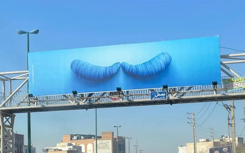  بیلبورد تبلیغاتی با پس‌زمینه آبی طراحی متفاوت برای جذب توجه مخاطب