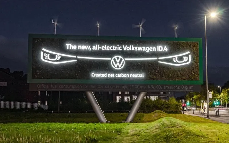 بیلبورد فولکس‌واگن با قابلیت تصفیه هوا که به‌عنوان راهکاری نوآورانه برای کاهش آلودگی شهری طراحی شده است