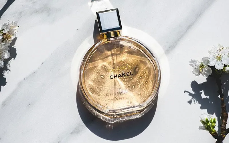 تصویر عطر Chanel از بالا با نور زیاد، نمایش اولیه یک محصول با زاویه و نور مناسب برای جلب اعتماد مشتری