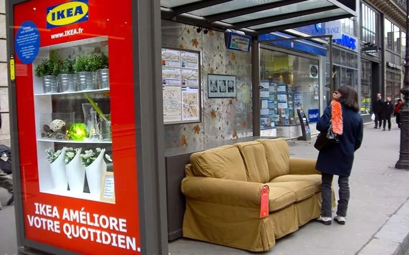 تصویر فروشگاه موقت برند IKEA در فضای شهری با حضور بازدیدکنندگان؛ نمونه‌ای از کمپین تعاملی و موثر BTL