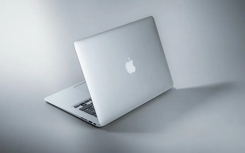 تصویر نمای پشت صفحه نمایش لپ‌تاپ باز که لوگوی برند و طراحی پشت صفحه به وضوح دیده می‌شود؛ مناسب برای نمایش جزئیات طراحی و برندینگ محصول