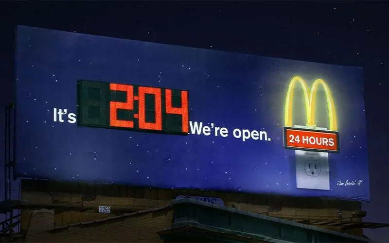 بیلبورد مک‌دونالد که ساعت ۲:۰۴ را نمایش می‌دهد و نشان‌دهنده باز بودن ۲۴ ساعته این رستوران است