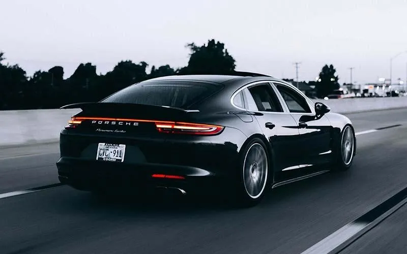 عکسی از یک خودرو که از زاویه پرسپکتیو گرفته شده و خطوط کف زمین نگاه بیننده را به سمت ماشین هدایت می‌کنند؛ مناسب برای کمپین‌های تبلیغاتی خلاقانه و خاص