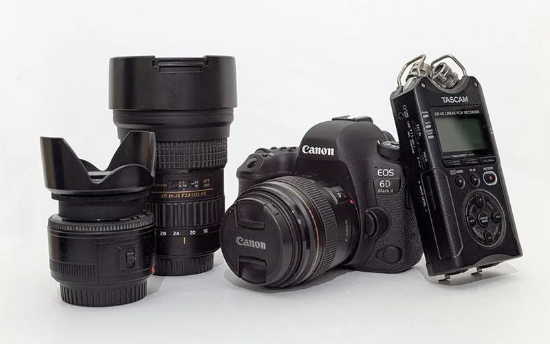 چند دوربین حرفه‌ای همراه با لنزهای مختلف برای عکاسی محصول از زوایای متنوع