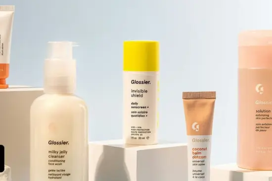 چند محصول پوستی روی پس‌زمینه سفید که با زاویه‌های حرفه‌ای و خلاقانه عکاسی شده‌اند