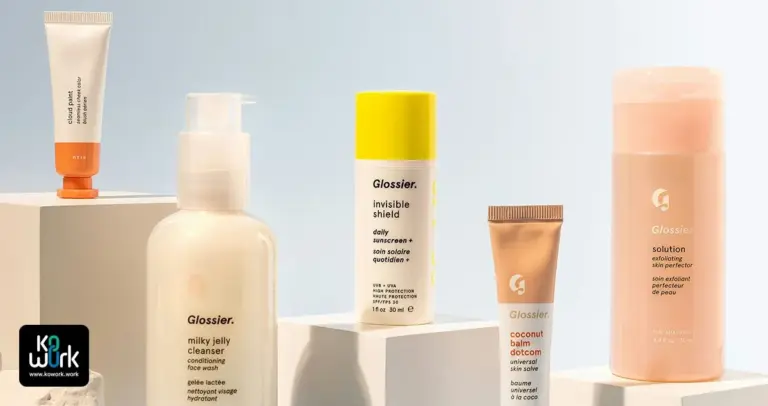 چند محصول پوستی روی پس‌زمینه سفید که با زاویه‌های حرفه‌ای و خلاقانه عکاسی شده‌اند