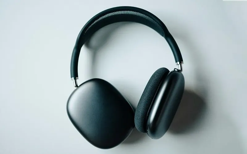 تصویر هدفونی که از زاویه کناری گرفته شده و فرم بدنه، ضخامت و طراحی آن را با دقت نمایش می‌دهد؛ مناسب برای نمایش جزئیات ظاهری در عکاسی تبلیغاتی حرفه‌ای