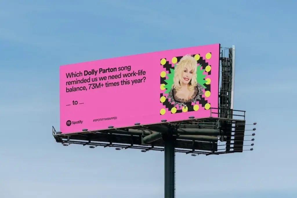 بیلبورد تبلیغاتی اسپاتیفای که با پخش زنده اجرای هنرمندان، تجربه‌ای تعاملی و شنیدنی را برای عابران ایجاد می‌کند