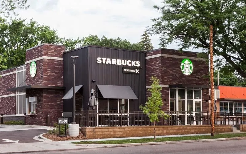 بیلبورد نوآورانه استارباکس که با انتشار رایحه قهوه، حس بویایی مخاطب را تحریک کرده و تجربه‌ای متفاوت از تبلیغات محیطی ایجاد می‌کند