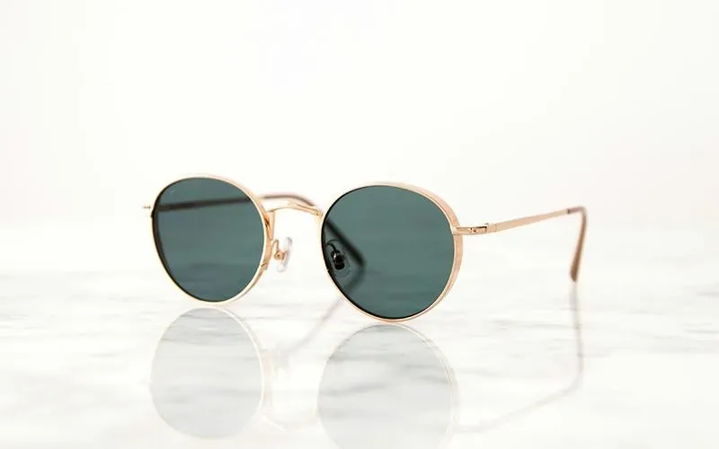 عکس عینک دودی با فریم مشکی روی سطح سرامیکی سفید با بافت طبیعی