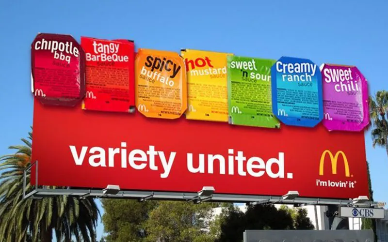 بیلبورد رنگارنگ مک‌دونالد با بسته‌های مختلف سس برای نمایش تنوع محصولات با پیام تبلیغاتی ساده و واضح